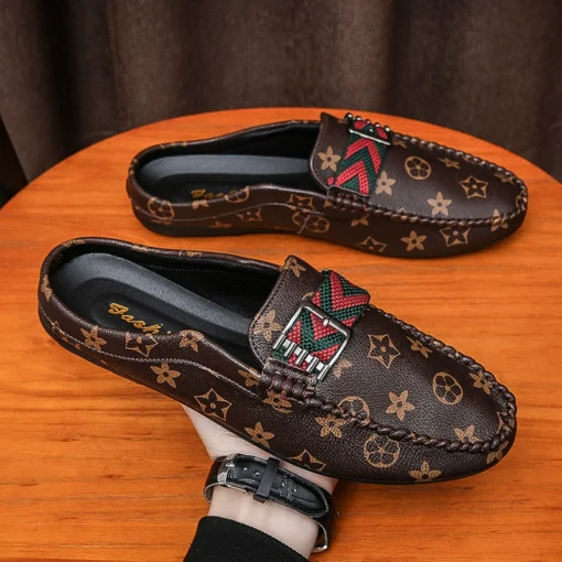 2025 Été Nouveau homme pour hommes Sandals pour peau pour hommes semi-trollés Doodoo Lazy Chaussures antidérapantes Chaussures décontractées coréennes