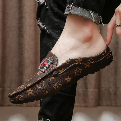 2025 Été Nouveau homme pour hommes Sandals pour peau pour hommes semi-trollés Doodoo Lazy Chaussures antidérapantes Chaussures décontractées coréennes – Image 3