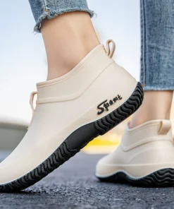 Bottes de pluie pour femmes Nouveau style, saison de pluie douce à la mode, chaussures de travail à la vaisselle à tube court confortable, bottes de pluie imperméables, chaussures à eau, femmes durables