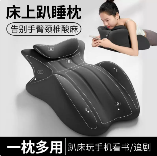 Dormir sur le lit sur le lit gisant sur l'oreiller de lit allongé sur l'oreiller de lit jouant avec un dossier de mousse à mémoire de téléphone mobile allongé sur le coussin d'oreiller en position couchée allongée sur l'oreiller de sommeil