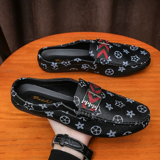 2025 Été Nouveau homme pour hommes Sandals pour peau pour hommes semi-trollés Doodoo Lazy Chaussures antidérapantes Chaussures décontractées coréennes – Image 2